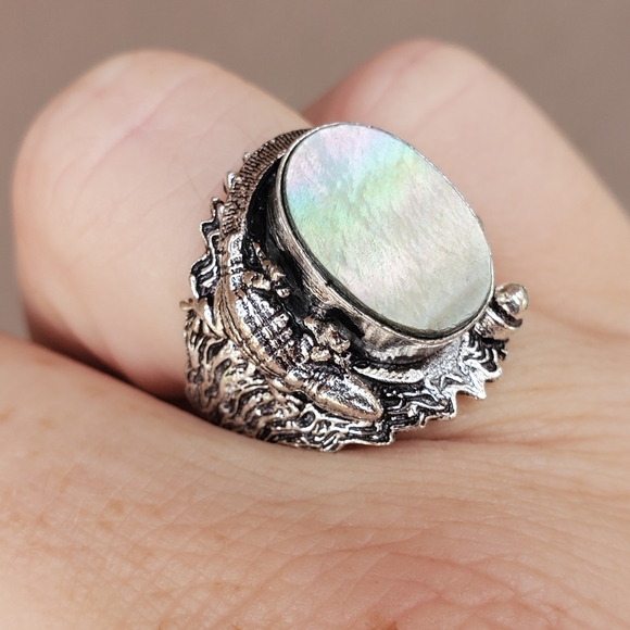 New Unique Mother of Pearl Lizard Silver Ring. - Picture 8 of 15